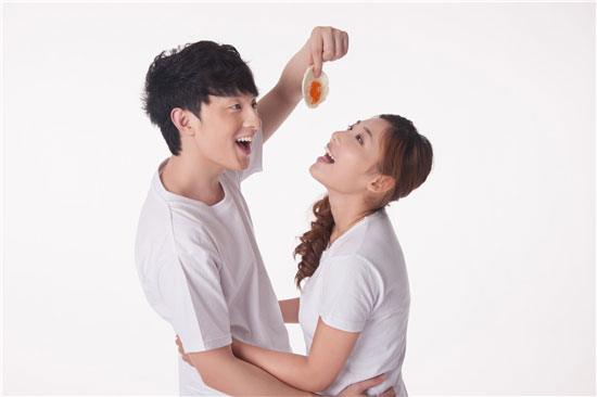 男人宠爱妻子的8大表现，女人们看看中了几条_生活资讯